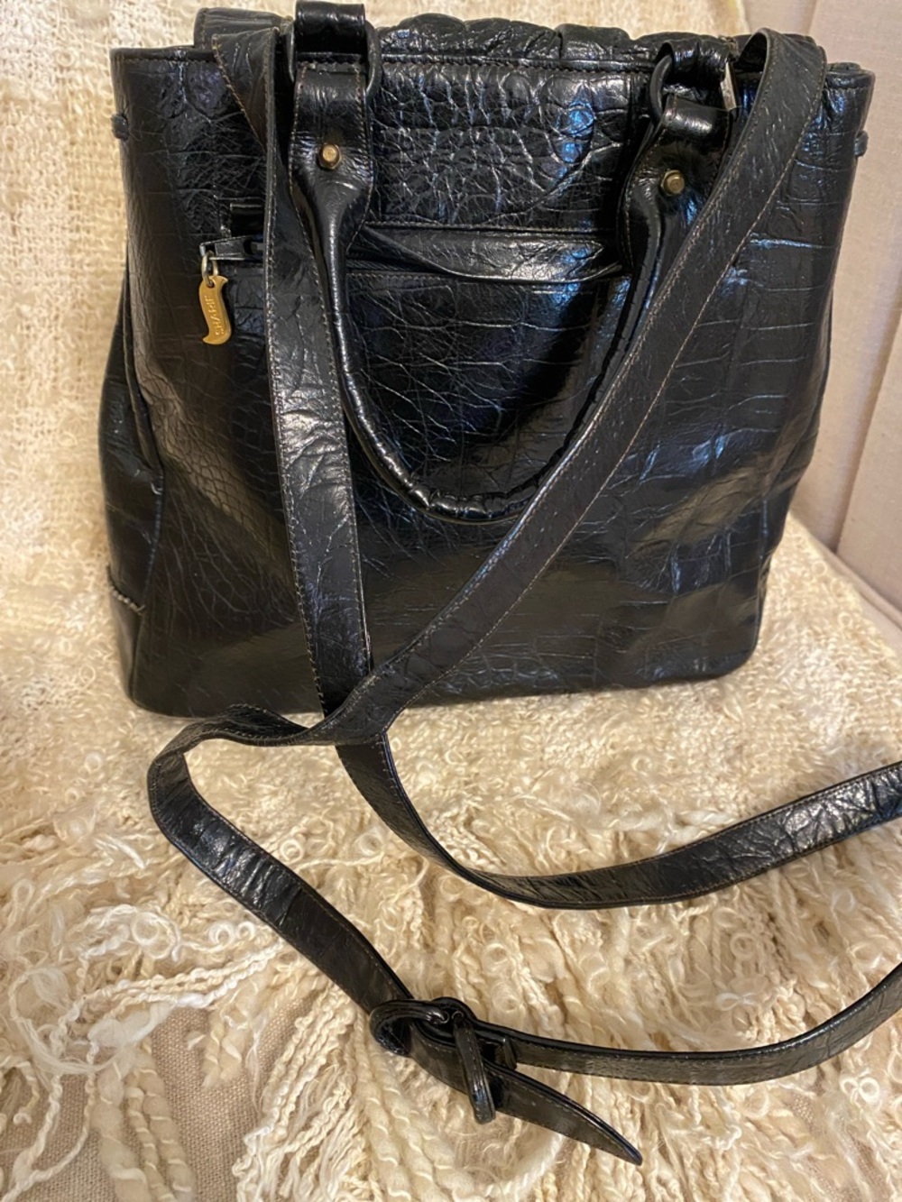 VTG Sharif Black Faux-Croc Drawstring Crossbody / handbag with Brass Accent - Picture 5 of 10